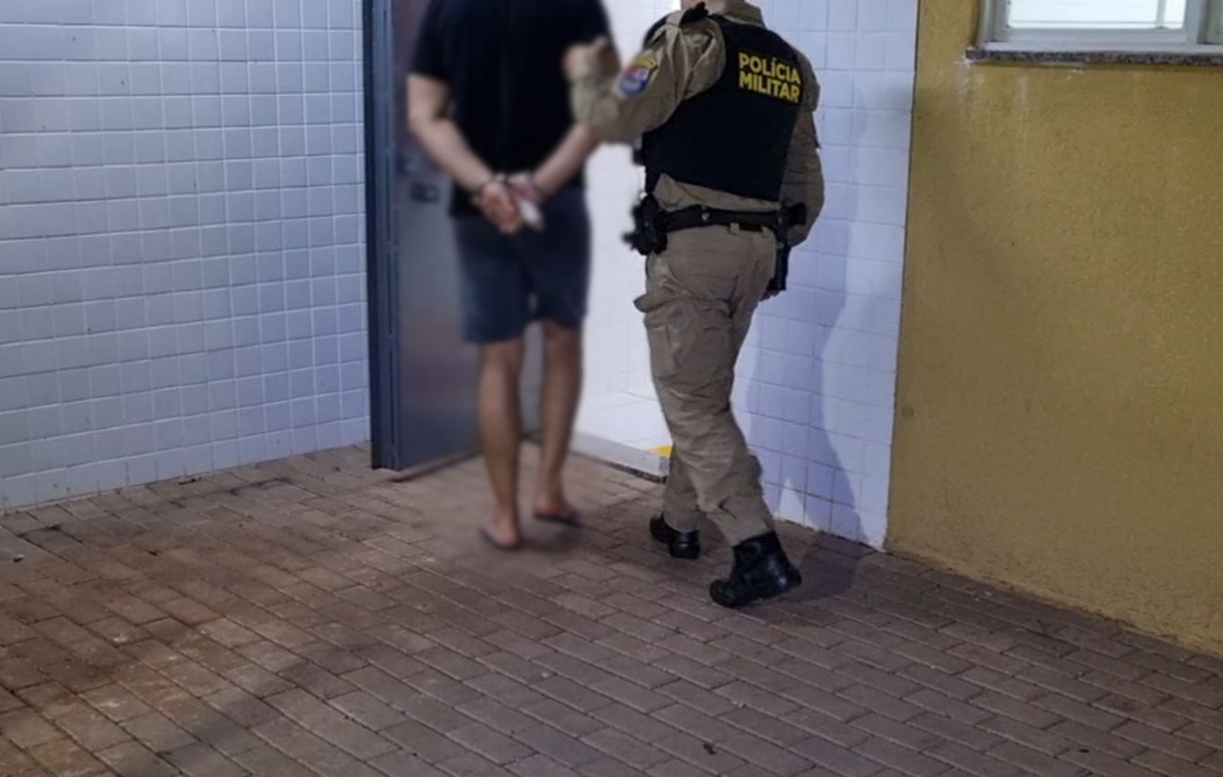 Populares denunciam estrangulamento e PM flagra casal em briga