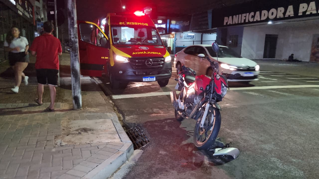 Motoboy de 24 anos sofre suspeita de fratura em acidente entre carro e moto