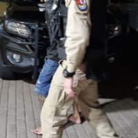 Deu ruim, homem invade casa para realizar furto e é contido por moradores Imagem referente a Deu ruim, homem invade casa para realizar furto e é contido por moradores