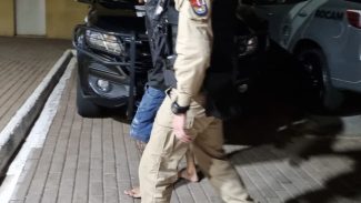 Deu ruim, homem invade casa para realizar furto e é contido por moradores