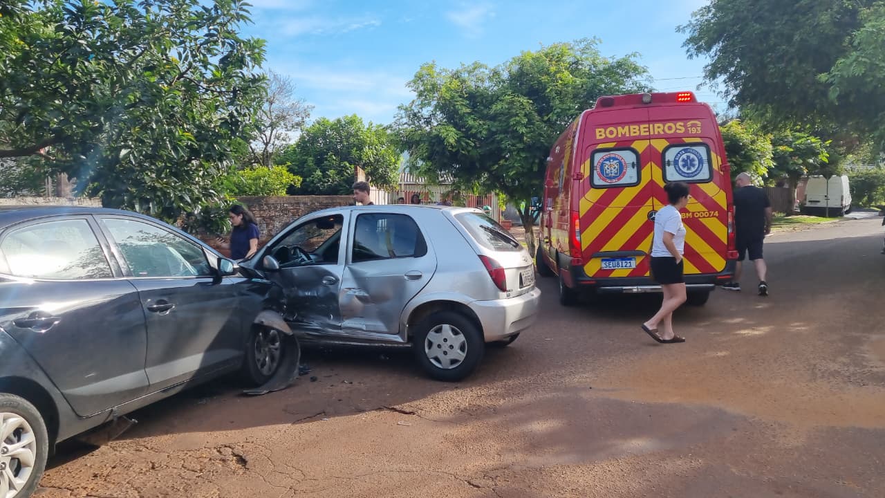 Celta e HB20 se envolvem em forte colisão no Bairro Pacaembu
