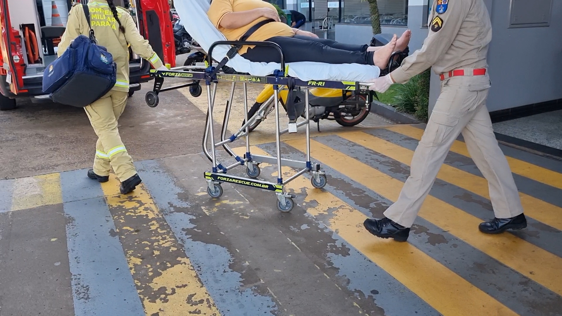 Mulher é socorrida pelo SIATE após queda em estabelecimento de Cascavel