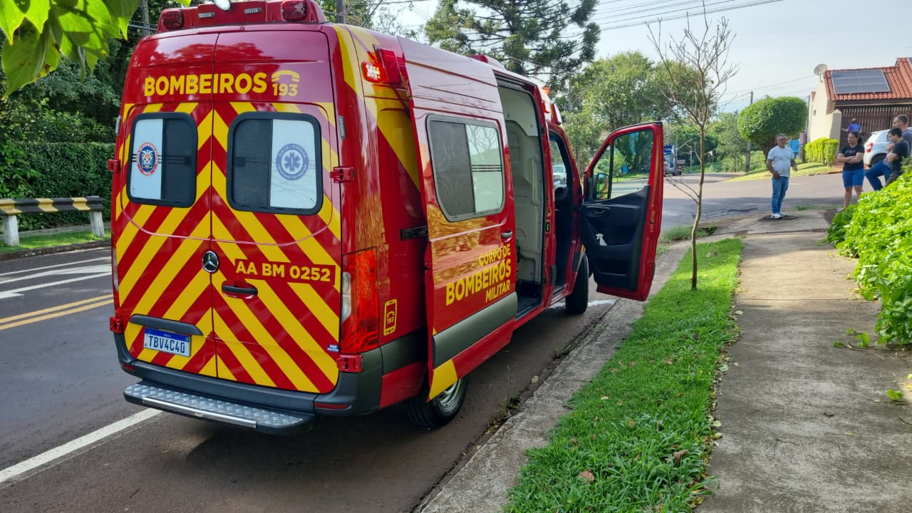 Motociclista de 25 anos sofre queda de moto na Rua Cuiabá, em Cascavel
