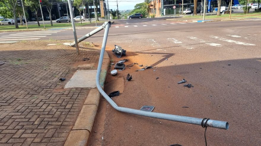 Semáforo é derrubado na Avenida Brasil, em Cascavel