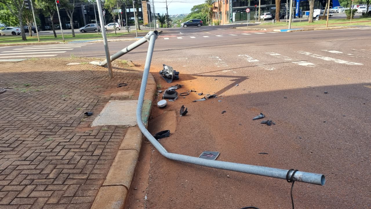 Semáforo é derrubado na Avenida Brasil, em Cascavel