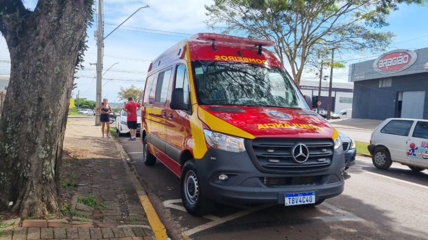 Motociclista fica ferido após acidente entre carro e moto na Avenida Rocha Pombo