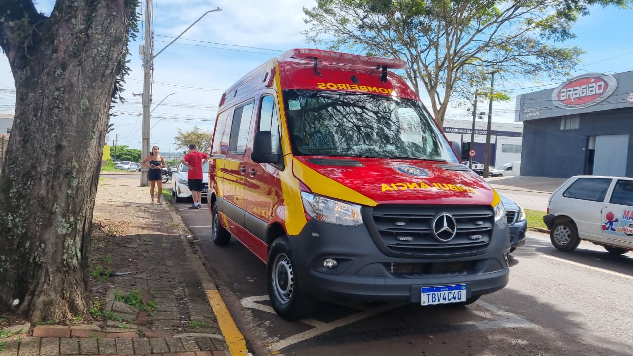 Motociclista fica ferido após acidente entre carro e moto na Avenida Rocha Pombo