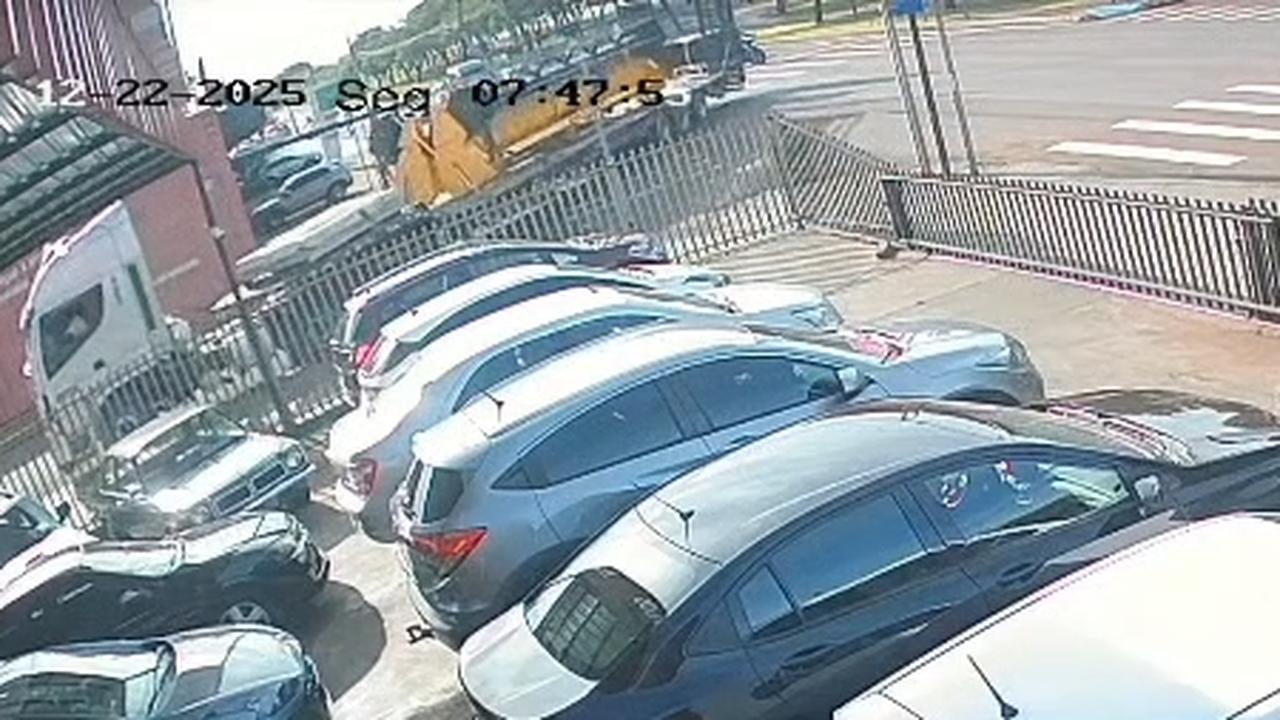 Câmera flagra caminhão derrubando semáforo na Avenida Brasil Câmera flagra caminhão derrubando semáforo na Avenida Brasil
