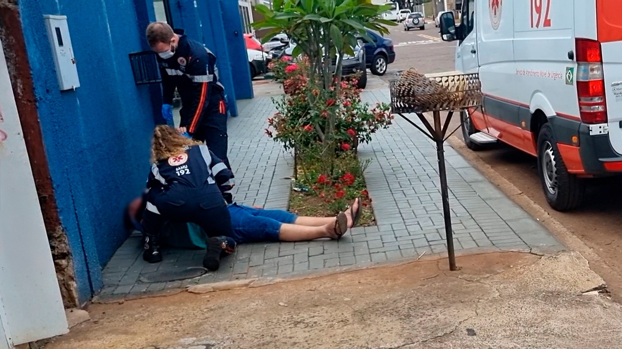 Após queda, homem é socorrido pelo Samu na Rua Mobral Após queda, homem é socorrido pelo Samu na Rua Mobral