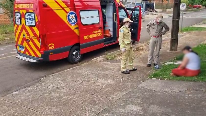 Zangada, mulher é encontrada caída na calçada e recusa ajuda do Corpo de Bombeiros