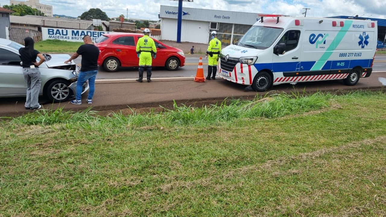 Carros se envolvem em colisão na rodovia BR-277, em Cascavel Carros se envolvem em colisão na rodovia BR-277, em Cascavel