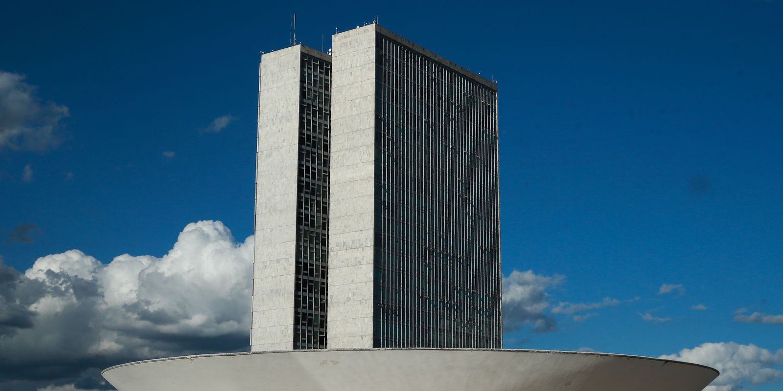 Câmara cancela passaporte diplomático de Eduardo Bolsonaro e Ramagem Câmara cancela passaporte diplomático de Eduardo Bolsonaro e Ramagem