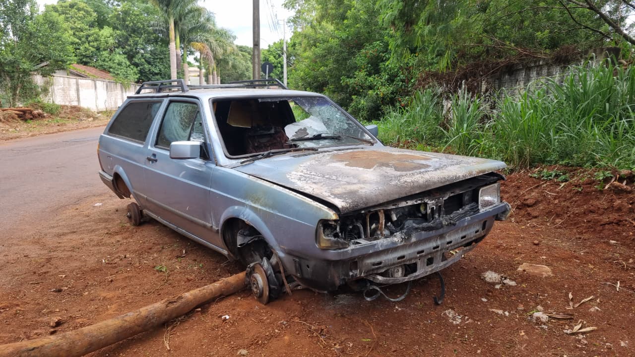 Parati é incendiada e depenada no bairro Canadá, em Cascavel Parati é incendiada e depenada no bairro Canadá, em Cascavel