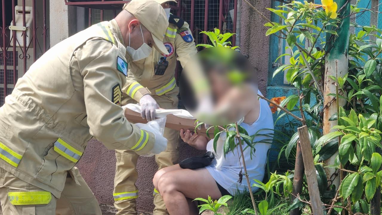 Mulher fratura o braço após sofrer queda na calçada no Nova Cidade Mulher fratura o braço após sofrer queda na calçada no Nova Cidade