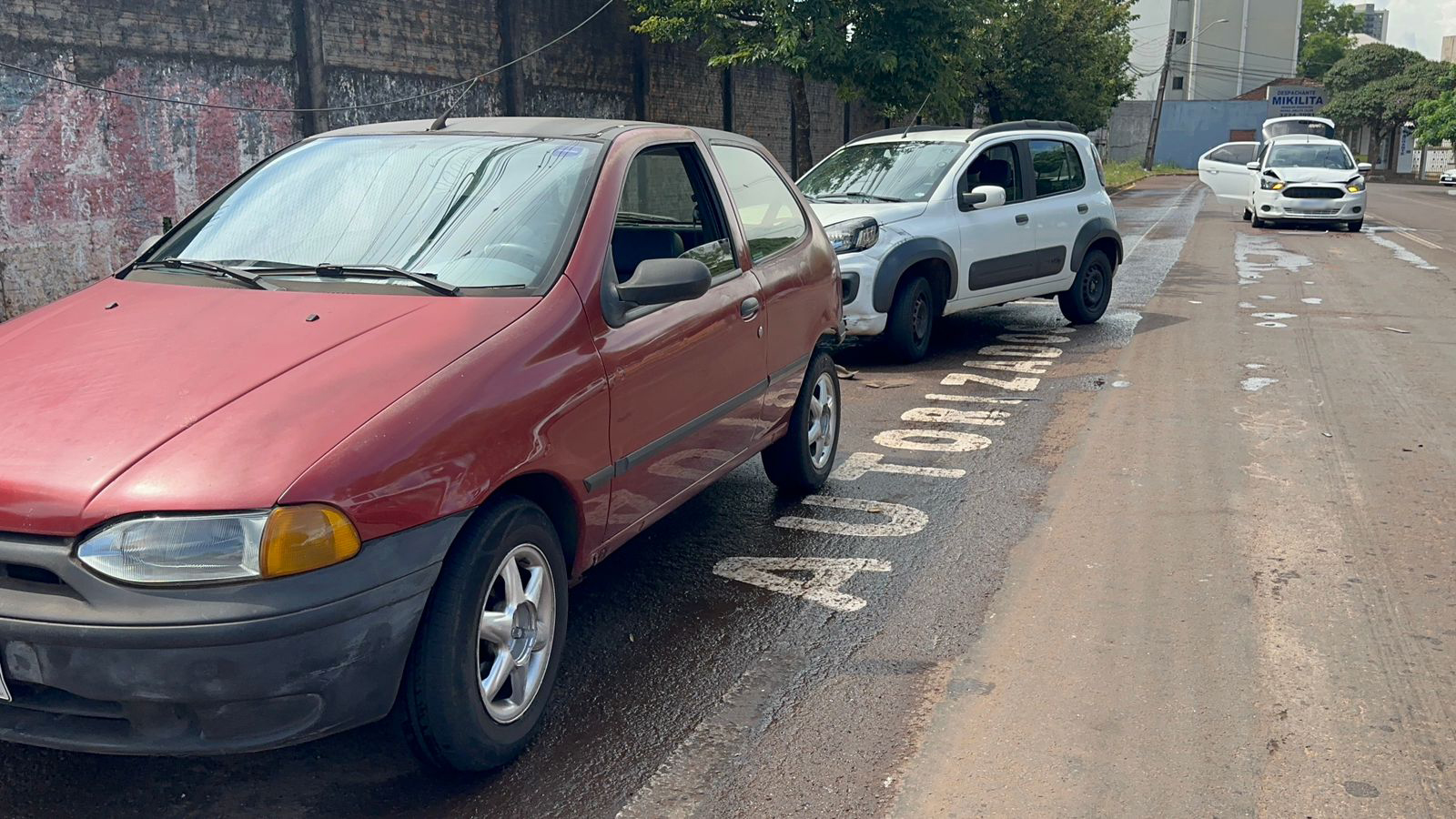 Colisão traseira envolve três veículos em Cascavel Colisão traseira envolve três veículos em Cascavel