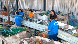 Plásticos não recicláveis geram perdas e sobrecarga a catadores no Rio