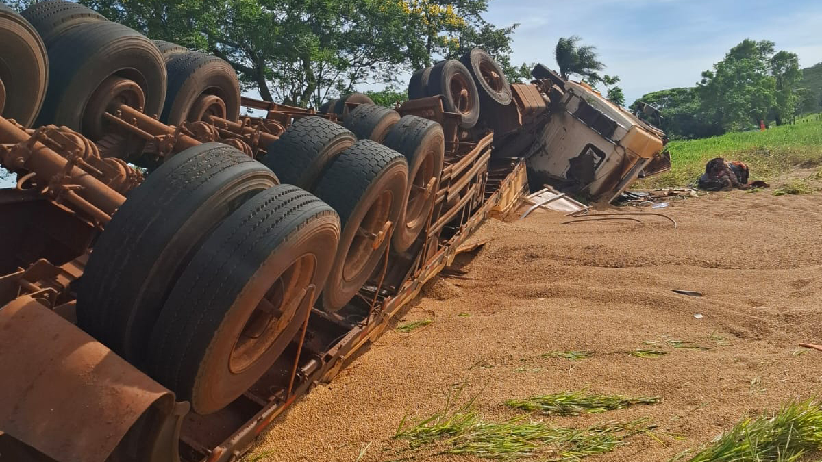 Caminhão carregado com soja tomba na PR-488 e deixa duas pessoas feridas em Diamante do Oeste Caminhão carregado com soja tomba na PR-488 e deixa duas pessoas feridas em Diamante do Oeste