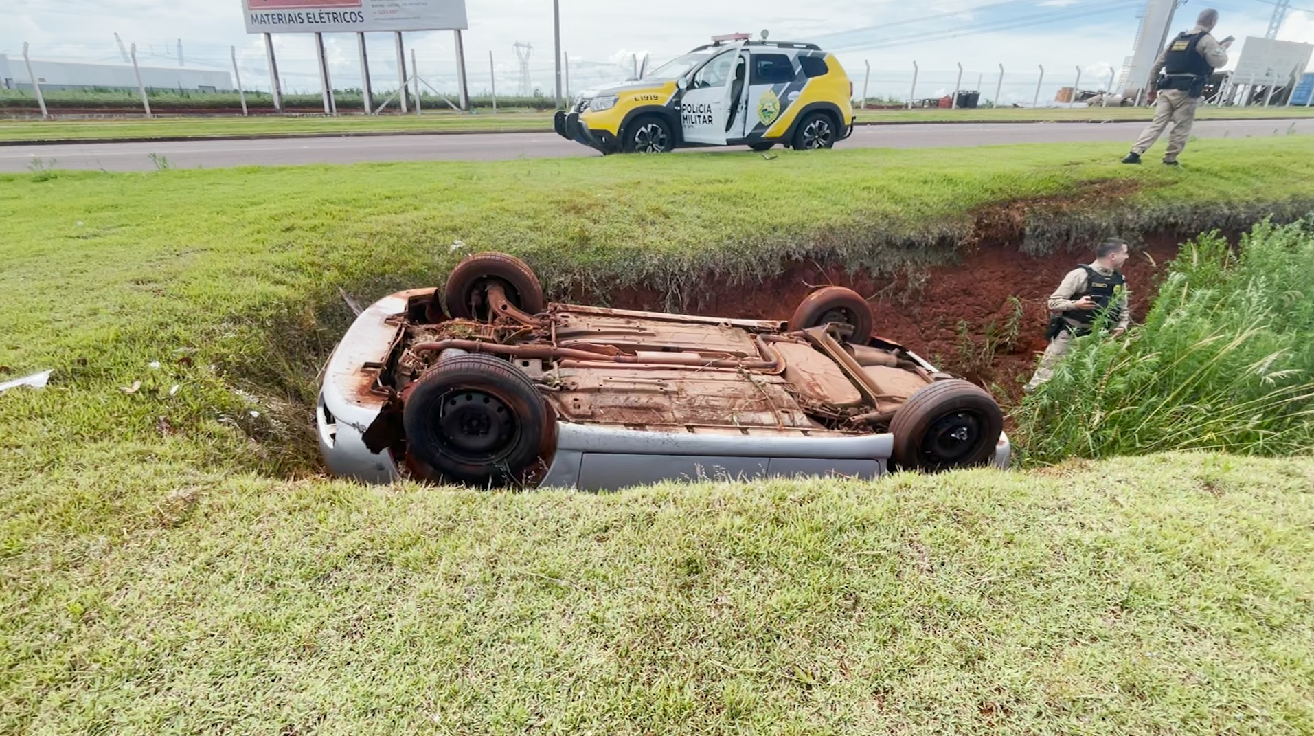 Perseguição e capotamento: Ação da Polícia Militar resulta em apreensão de drogas Perseguição e capotamento: Ação da Polícia Militar resulta em apreensão de drogas