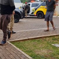 Imagem referente a Homens detidos com 150 quilos de maconha são encaminhados à delegacia em Cascavel