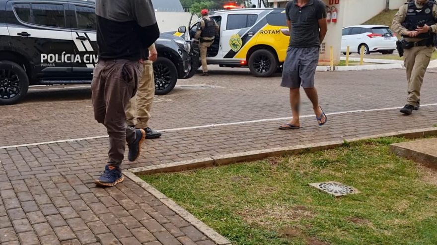 Homens detidos com 150 quilos de maconha são encaminhados à delegacia em Cascavel