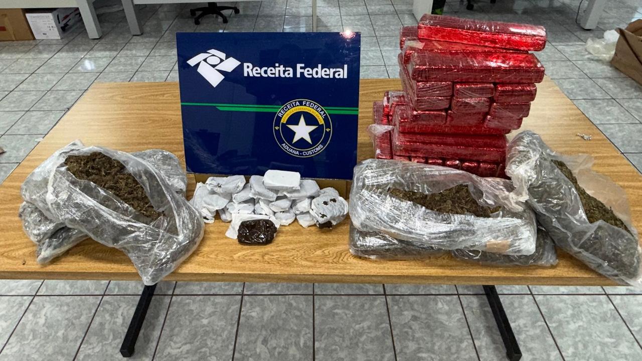 Fiscalização em transportadoras de Cascavel rende apreensão de quase 30 kg de drogas Fiscalização em transportadoras de Cascavel rende apreensão de quase 30 kg de drogas