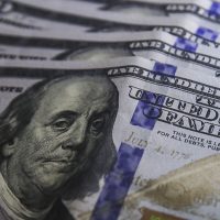 Dólar aproxima-se de R$ 5,60 com remessas de empresas ao exterior Imagem referente a Dólar aproxima-se de R$ 5,60 com remessas de empresas ao exterior