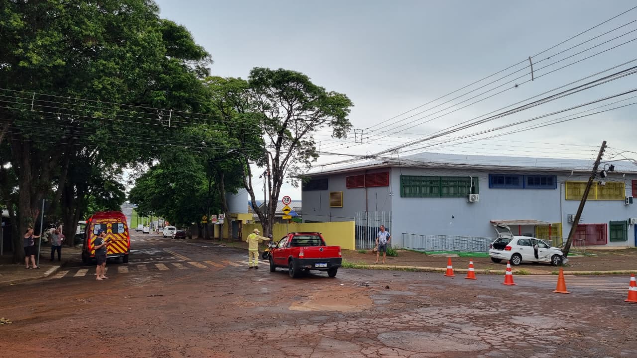 Gol atinge poste elétrico após colisão com Strada na Rua Potiguaras Gol atinge poste elétrico após colisão com Strada na Rua Potiguaras