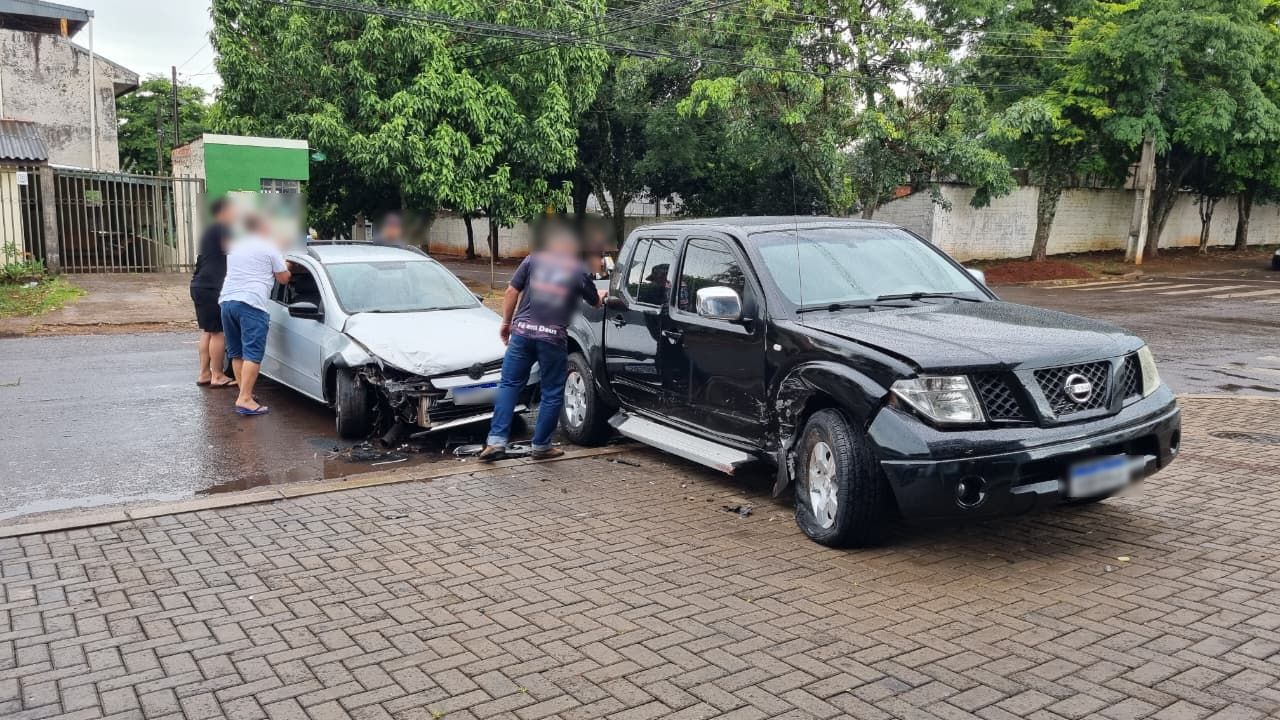 Forte colisão entre Saveiro e Frontier é registrada no bairro Parque São Paulo Forte colisão entre Saveiro e Frontier é registrada no bairro Parque São Paulo