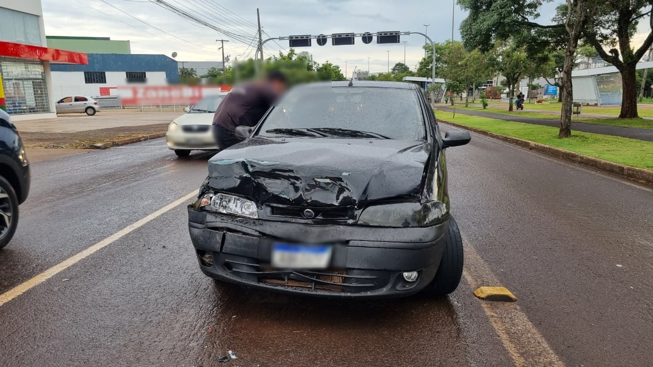 Engavetamento em semáforo deixa carros danificados na Tancredo Neves Engavetamento em semáforo deixa carros danificados na Tancredo Neves