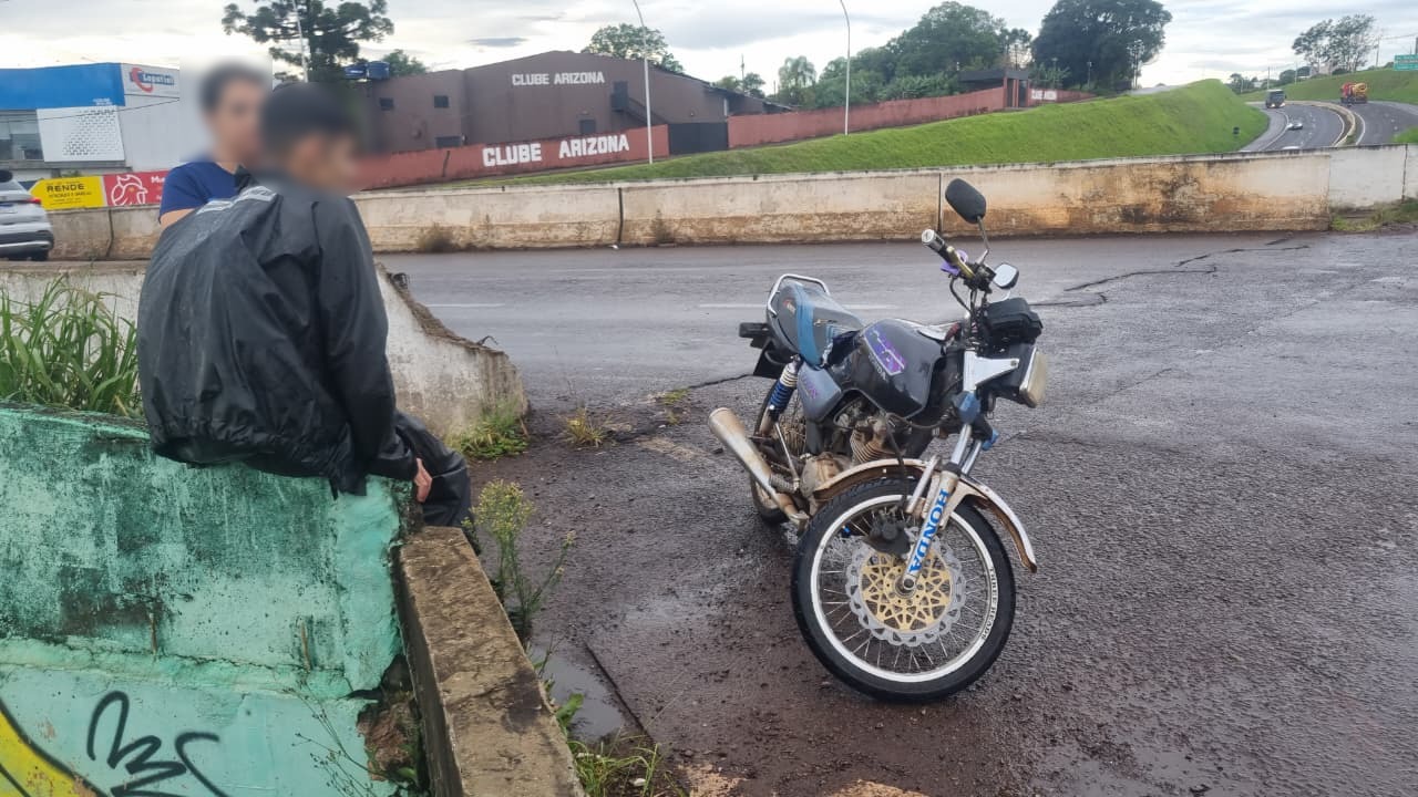 Motociclista sofre acidente no viaduto da Rua Domiciano Theobaldo Bresolin Motociclista sofre acidente no viaduto da Rua Domiciano Theobaldo Bresolin