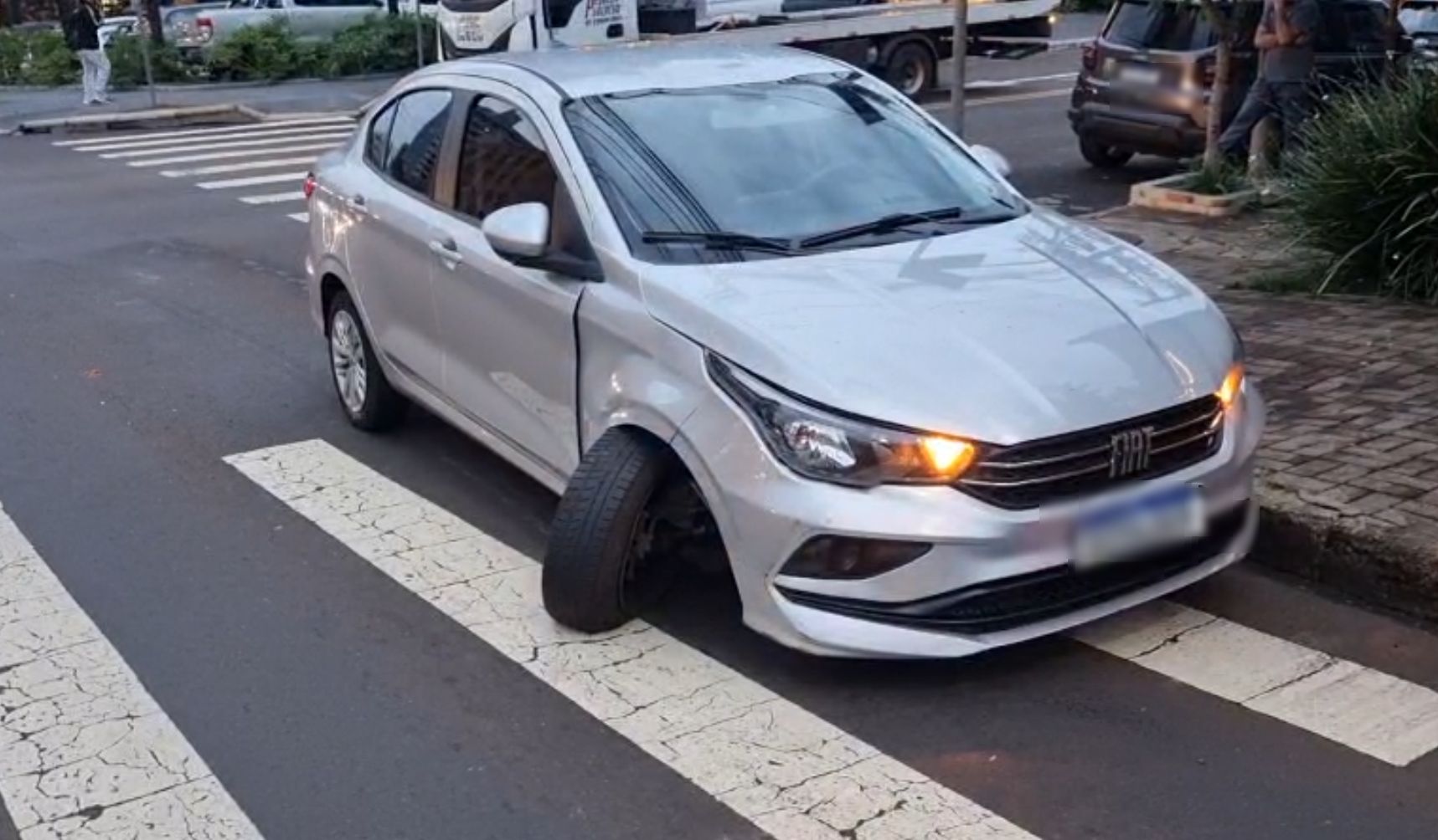 Acidente entre BMW e Fiat Cronos interdita parcialmente Rua Recife, no centro de Cascavel Acidente entre BMW e Fiat Cronos interdita parcialmente Rua Recife, no centro de Cascavel