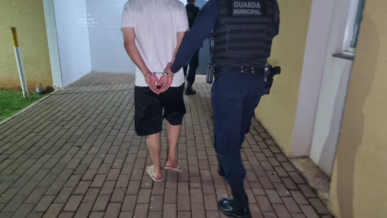 Homem é detido por violência doméstica e mandado de prisão por homicídio em Cascavel Homem é detido por violência doméstica e mandado de prisão por homicídio em Cascavel