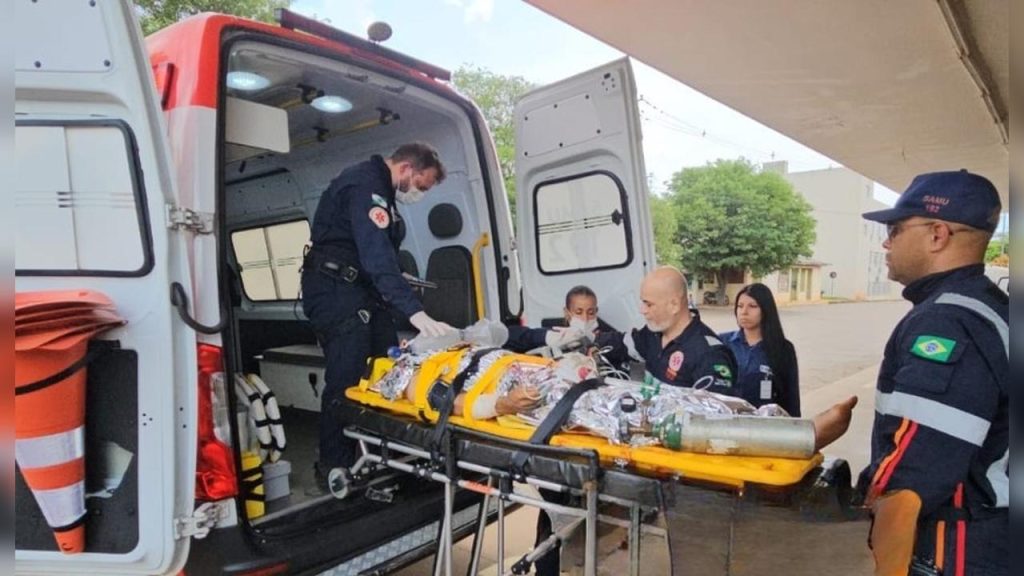 Homem tem perna amputada e é socorrido pelo helicóptero do Samu após grave acidente com trator