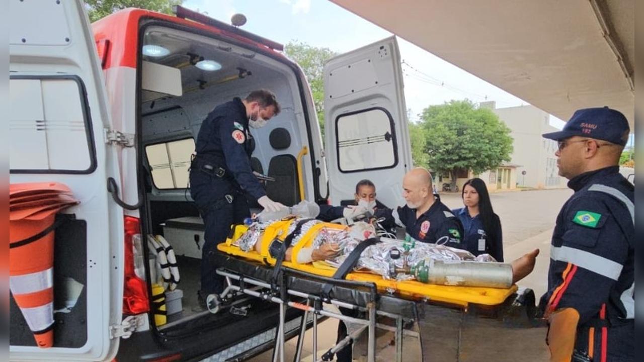 Homem tem perna amputada e é socorrido pelo helicóptero do Samu após grave acidente com trator Homem tem perna amputada e é socorrido pelo helicóptero do Samu após grave acidente com trator