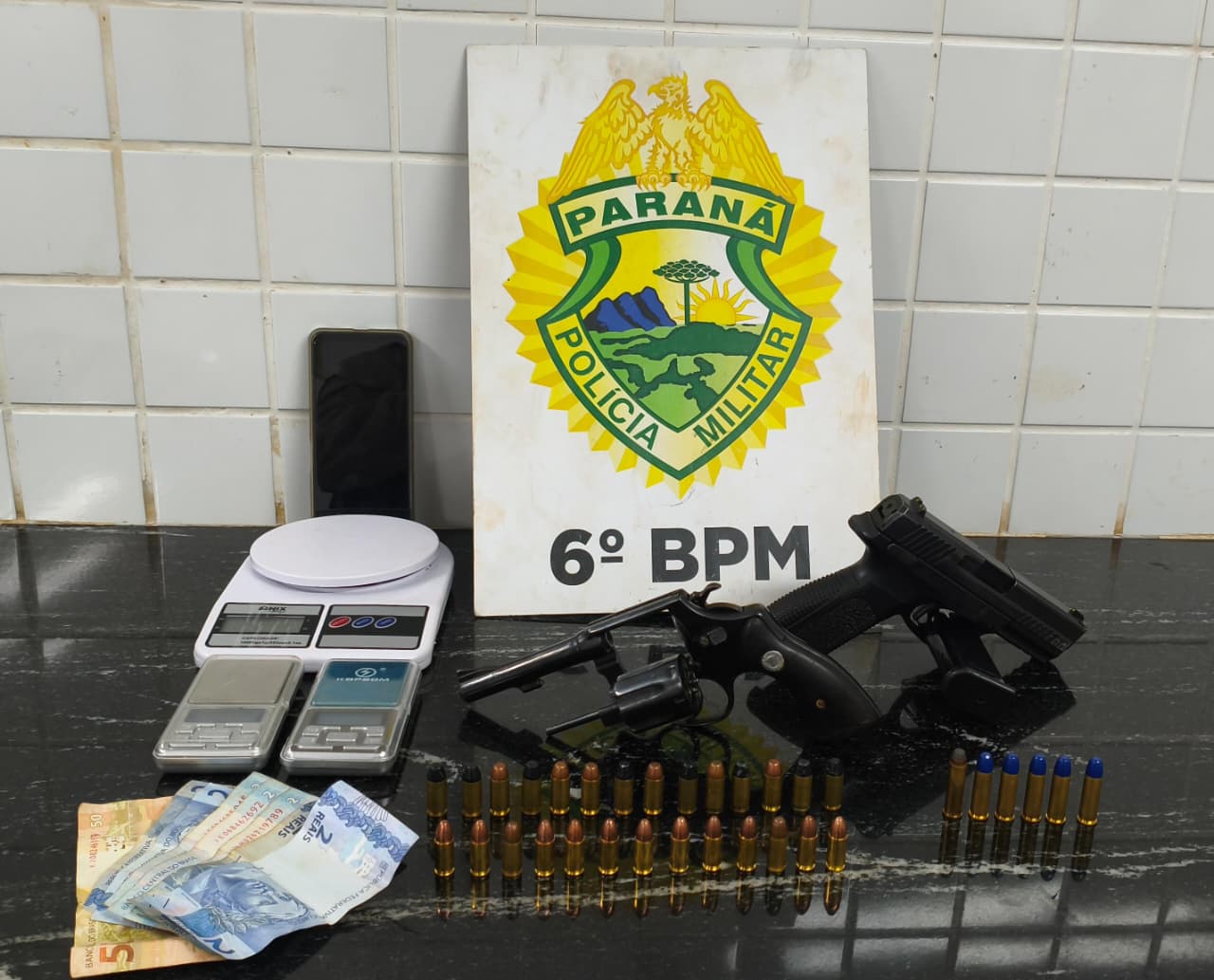 Após denúncia, PM detém suspeito, apreende armas, munições e dinheiro no interior de Cascavel Após denúncia, PM detém suspeito, apreende armas, munições e dinheiro no interior de Cascavel