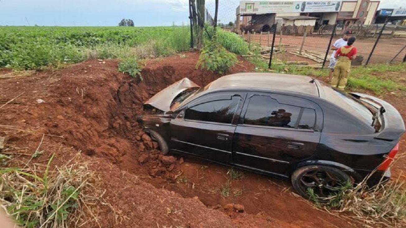 Adolescente de 17 anos fica ferido após cavalo invadir a PR-487 e ser atingido por carro