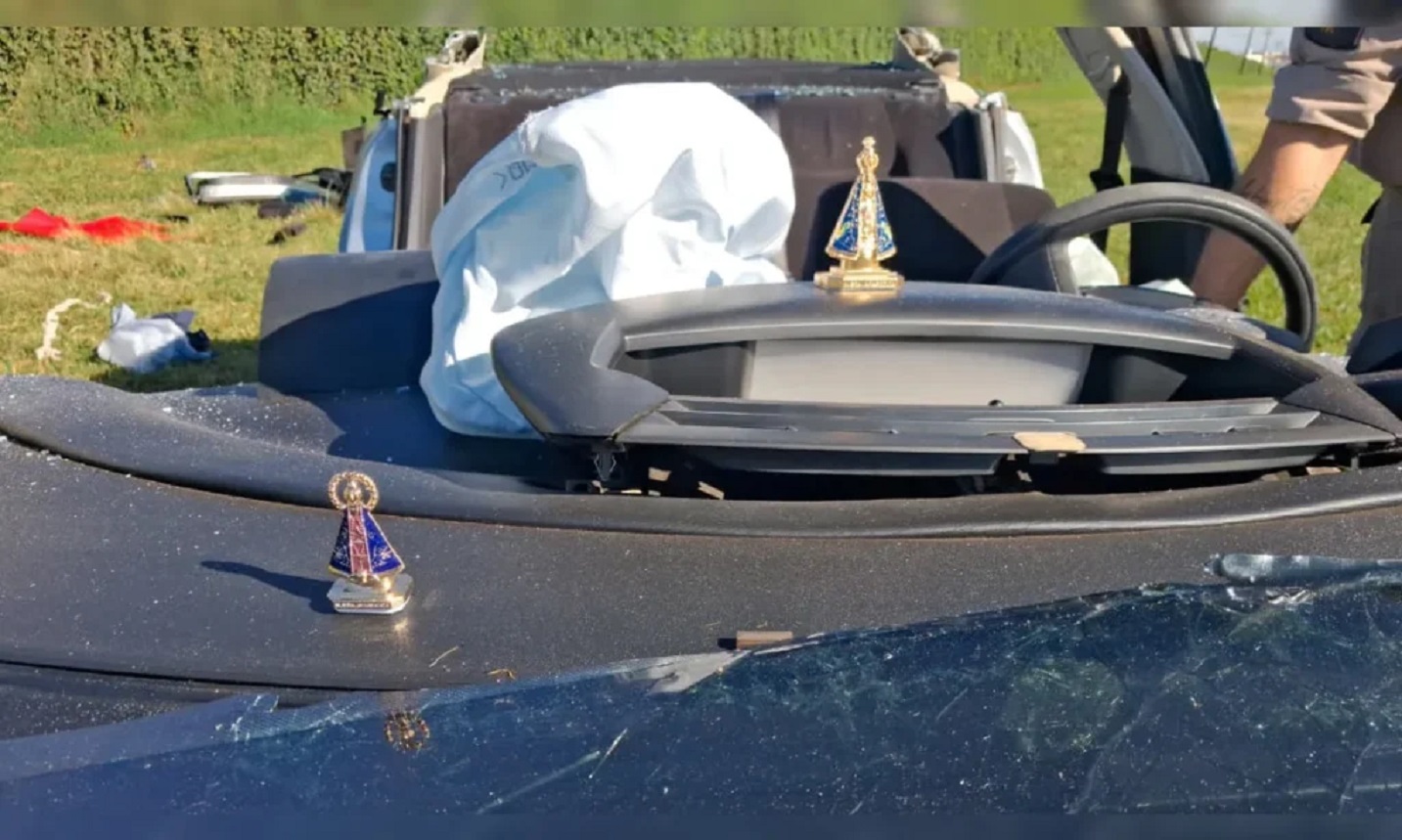 Imagens de Nossa Senhora Aparecida permanecem intactas após carro ficar destruído em acidente no norte do Paraná