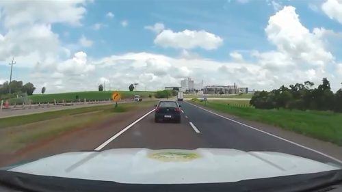 Vídeo de viatura flagra perseguição policial que terminou em apreensão de maconha Imagem referente a Vídeo de viatura flagra perseguição policial que terminou em apreensão de maconha