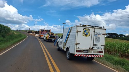 Caminhão tomba, carga de batatas se espalha e jovem morre preso às ferragens Imagem referente a Caminhão tomba, carga de batatas se espalha e jovem morre preso às ferragens
