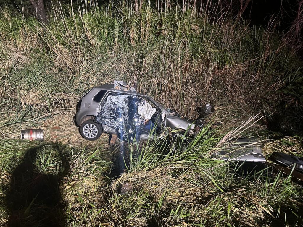 Caminhão de chope capota e tragédia na PR-444 deixa cinco mortos em Arapongas Imagem referente a Caminhão de chope capota e tragédia na PR-444 deixa cinco mortos em Arapongas