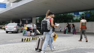 Paes anuncia reunião com ministro para discutir situação de aeroportos Paes anuncia reunião com ministro para discutir situação de aeroportos