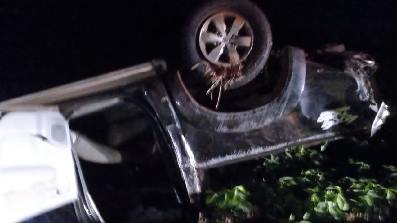 Homem sofre ferimentos graves ao capotar Hilux na PR-886 Imagem referente a Homem sofre ferimentos graves ao capotar Hilux na PR-886