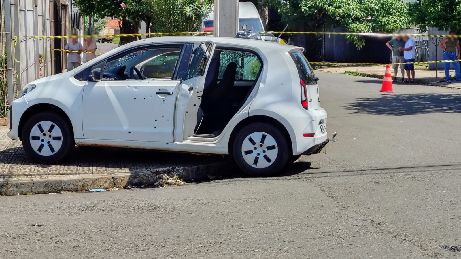 Carro é crivado de balas e jovem morre em atentado na Rua Rubi Imagem referente a Carro é crivado de balas e jovem morre em atentado na Rua Rubi