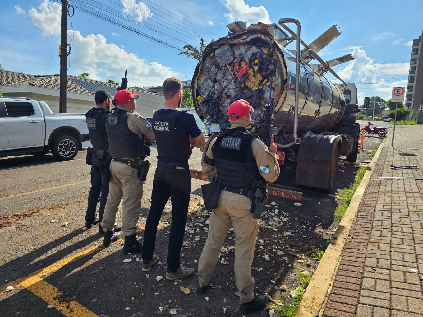 Caminhão com quase 6 toneladas de maconha é abandonado em fuga no Paraná