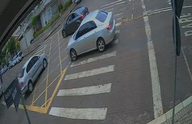 Cruze cruza preferencial sem olhar e provoca acidente no Centro de Cascavel
