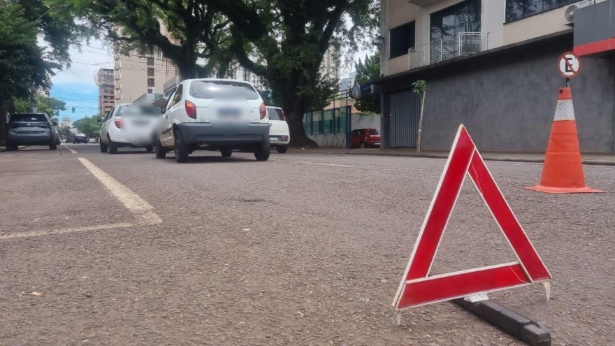 Colisão traseira entre Ka e Celta é registrada na Rua Paraná