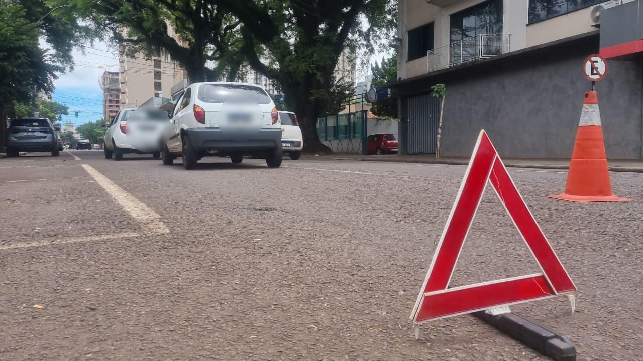 Colisão traseira entre Ka e Celta é registrada na Rua Paraná