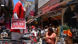 Comércio popular do Rio tem movimentação intensa às vésperas do Natal