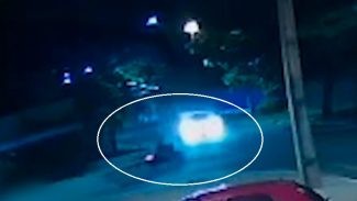 Câmera flagra motorista desviando de patinete e atingindo poste na Praça CEU