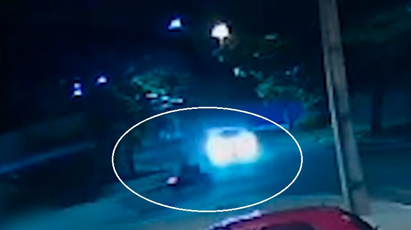 Câmera flagra motorista desviando de patinete e atingindo poste na Praça CEU